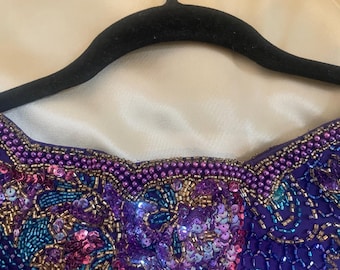 Top de noche coleccionable "Black Tie" de Oleg Cassini, bordado a mano con lentejuelas y cuentas.