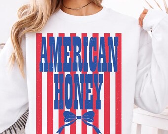 PNG de moda estilo western a rayas americanas miel, PNG preppy del 4 de julio, PNG patriótico del Día de los Caídos, camiseta retro del 4 de julio, camiseta femenina de EE. UU. PNG