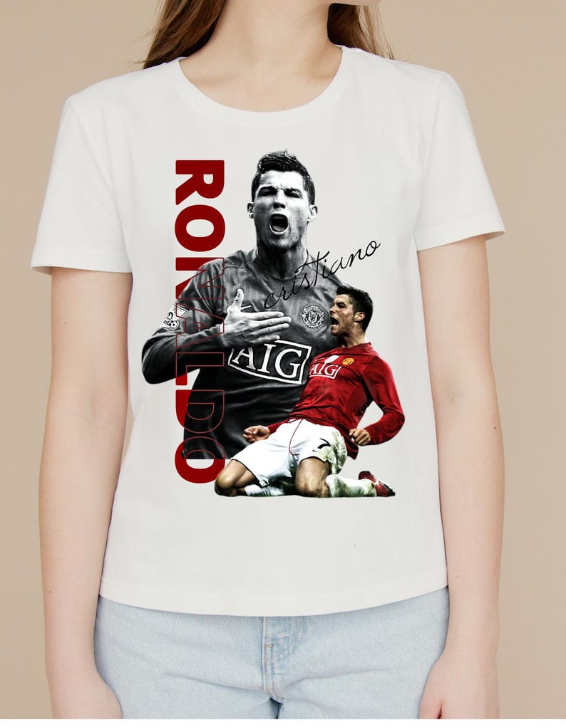 Pu&ograve; includere: T-shirt bianca con grafica di calciatore in rosso e nero. Il nome "Ronaldo" &egrave; stampato verticalmente in rosso, con "Cristiano" in corsivo. La maglietta &egrave; a girocollo.