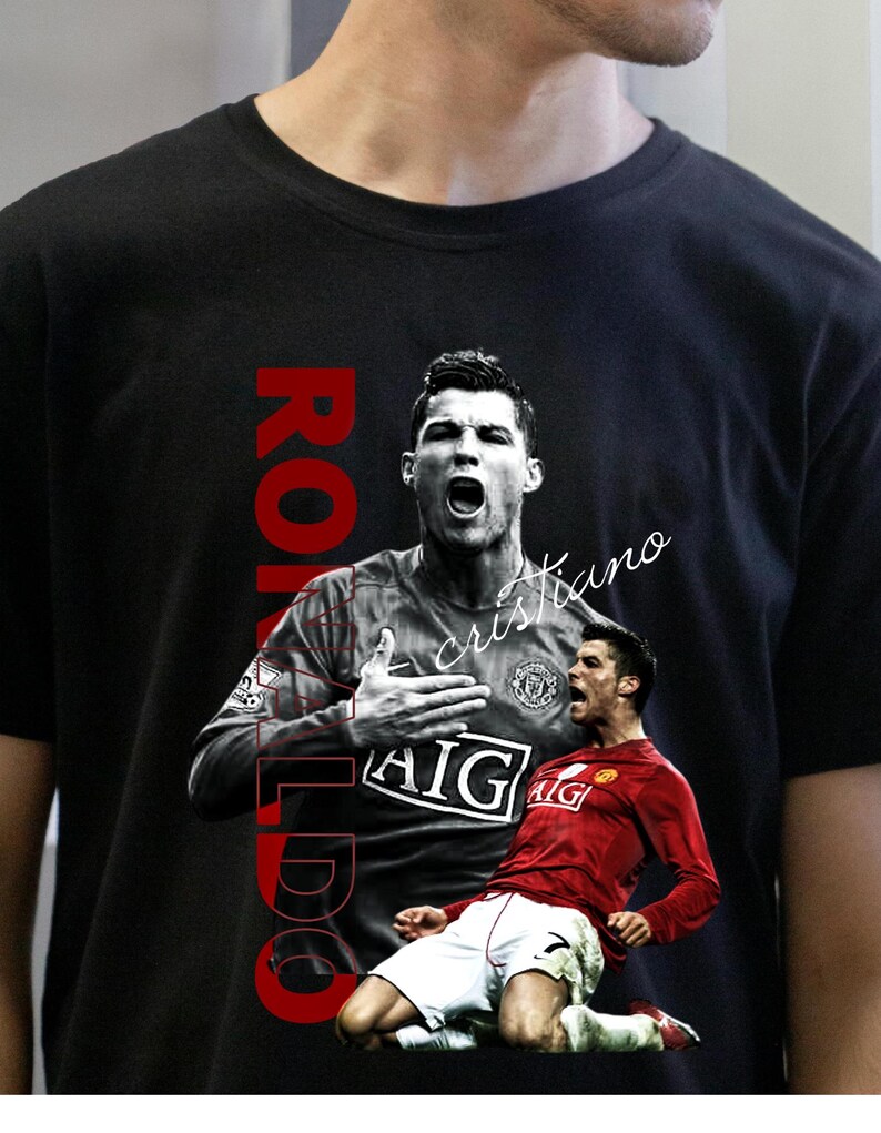Pu&ograve; includere: T-shirt nera con grafica di Cristiano Ronaldo in divisa da calcio. La parola "RONALDO" &egrave; stampata verticalmente in rosso sul lato sinistro. Il nome "cristiano" &egrave; scritto in corsivo. La maglietta ha un girocollo.