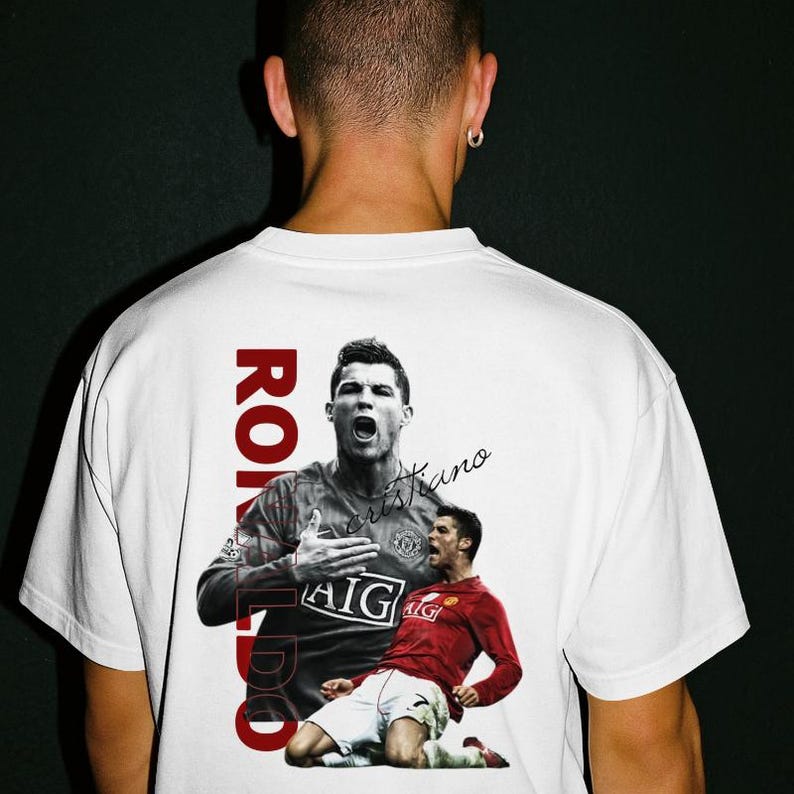 Pu&ograve; includere: T-shirt bianca con grafica di un calciatore con maglia rossa. Il nome "Ronaldo" &egrave; stampato verticalmente in rosso. La maglietta ha girocollo e maniche corte. Il giocatore &egrave; mostrato in due pose d'azione.