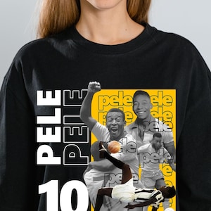Könnte beinhalten: Schwarzes T-Shirt mit einer Collage von Pele in Aktion, der Nummer "10" und dem Namen "PELE" in weißen Blockbuchstaben. Der Hintergrund enthält gelbe Quadrate mit dem wiederholten Namen "pele".