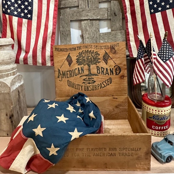 Vintage crate / American Brand with American flags  / vintage display crate with lid  /  dove tail corners  / old wood crate