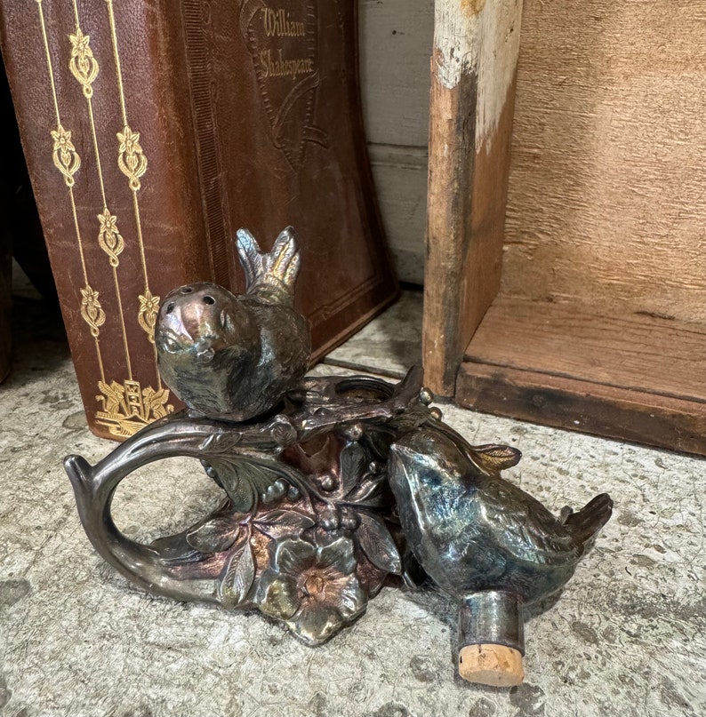 Vintage salt and pepper / worn metal finish Birds on a Branch / Display only / sweet Farm House kitchen decor zdjęcie 6