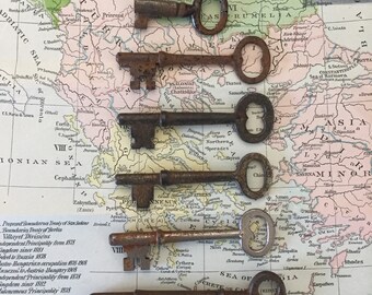 6 , rusted and worn Vintage skelton keys , 1 " 5/8" - 3" 1/4" Rusted embellishments / Cabinet keys