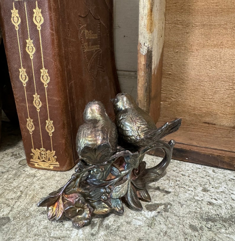 Vintage salt and pepper / worn metal finish Birds on a Branch / Display only / sweet Farm House kitchen decor zdjęcie 3