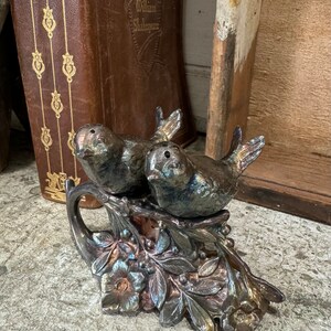 Vintage salt and pepper / worn metal finish Birds on a Branch / Display only / sweet Farm House kitchen decor zdjęcie 7