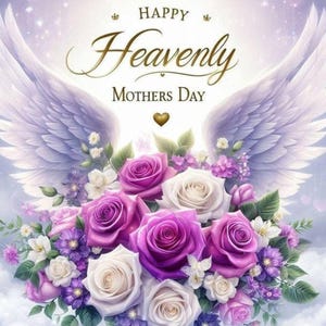 Puede incluir: Ilustración digital para el Día de la Madre con un ramo de rosas moradas y blancas, alas de ángel y la frase "Happy Heavenly Mothers Day". El fondo es un cielo suave y soñador.