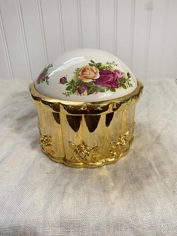 Royal Albert country roses trinket box with blue velvet inside View 2