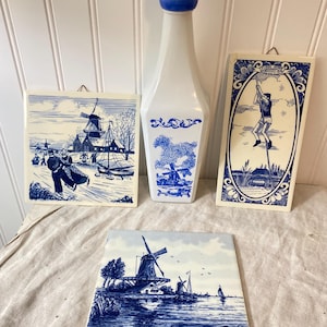 Lotto vintage di piastrelle di Delft blu e bianche: 3 piastrelle e una bottiglia di liquore.