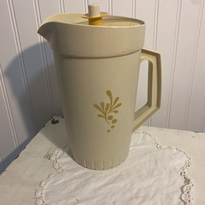 vintage collectible Tupperware harvest wheat 2 quart pitcher