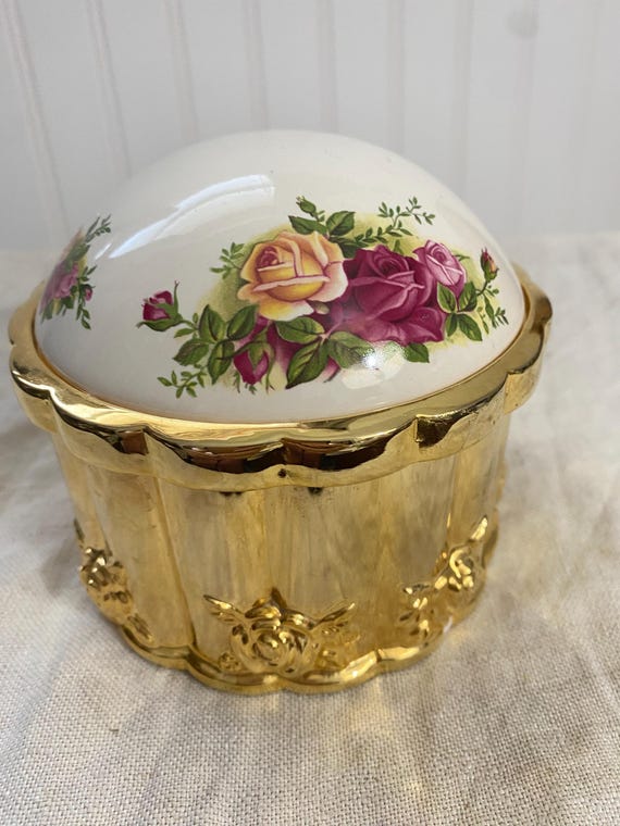 Royal Albert country roses trinket box with blue velvet inside View 4