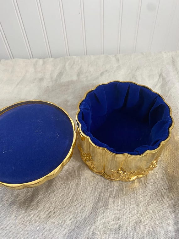 Royal Albert country roses trinket box with blue velvet inside View 6