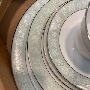 5 piece Noritake place setting from the Vienne collection