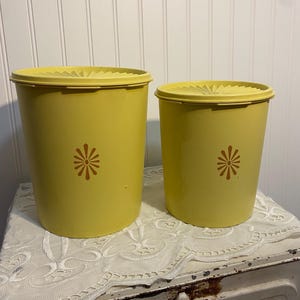 Vintage gelbe Tupperware Dosen, groß und mittelgroß mit Deckel