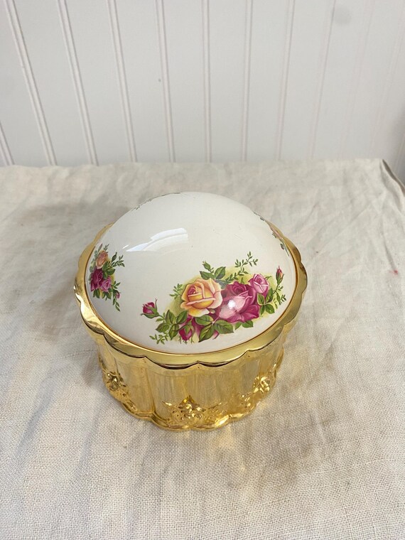 Royal Albert country roses trinket box with blue velvet inside View 3