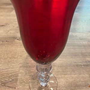 Bellissimo vaso in vetro rosso a forma di calice