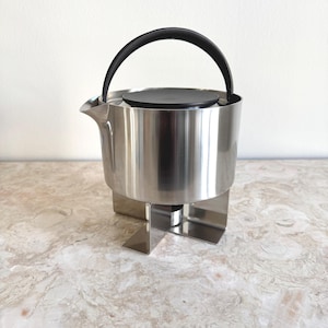 Tetera Stelton con manchador y calentador, diseñada por Erik Magnussen - Diseño vintage danés