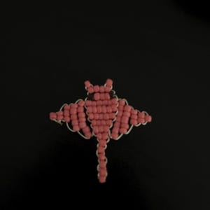 Pu&ograve; includere: Spilla a forma di pipistrello in perline rosa con dettagli in filo d'argento. Il pipistrello ha le ali spiegate e un corpo dettagliato, perfetto per aggiungere un tocco unico a qualsiasi outfit. Un accessorio fatto a mano.