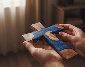 Cruz de madeira epóxi feita à mão: presente religioso e decoração para casa