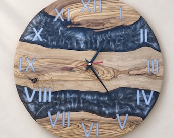 Handgefertigte Wanduhr aus Olivenholz & Epoxidharz - Individuelle Nummerierung