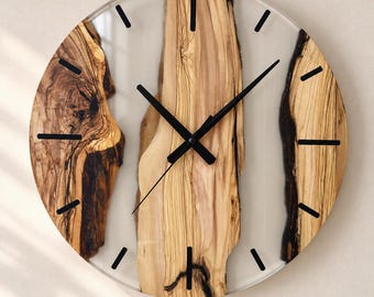 Wanduhr aus Olivenholz und transparentem Epoxidharz, handgefertigte Holzuhr mit Baumkante, transparente Harz-Wanduhr, einzigartiges Einzugsgeschenk