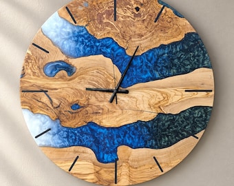 Handgefertigte Wanduhr aus Olivenholz & Epoxidharz - Individuelle Nummerierung