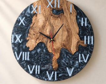 Handgefertigte Wanduhr aus Olivenholz und Epoxidharz – Individuelle Nummerierung, Wanduhrdesign