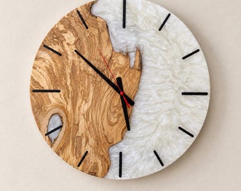 Handgefertigte Wanduhr aus Olivenholz und Epoxidharz – Individuelle Nummerierung, Wanduhrdesign