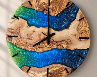 Handgefertigte Wanduhr aus Olivenholz & Epoxidharz - Individuelle Nummerierung