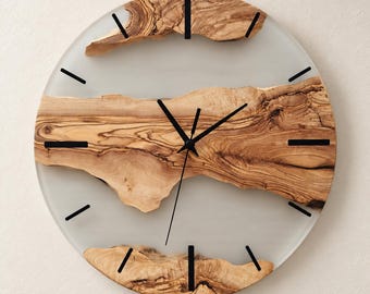 Handgefertigte Wanduhr aus Olivenholz und Epoxidharz mit individueller Nummerierung, Wanduhr-Design
