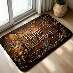 以下が含まれることがあります： Happy Halloweenという文字が刻まれた、ダークブラウンとゴールドのエンボス加工が施された長方形のドアマット。彫刻されたカボチャ、満月を背景にほうきに乗った魔女、飛んでいるコウモリ、クモの巣、墓石が描かれています。