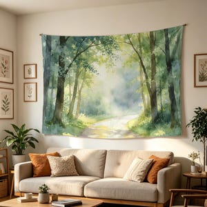 Pode incluir: Uma tapeçaria de parede retangular com uma pintura em aquarela de um caminho na floresta. A cena retrata árvores altas com folhagem verde e uma trilha de cor clara serpenteando pela floresta, com luz suave filtrando pelas copas.