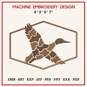 Może przedstawiać: Wzór do haftu maszynowego przedstawiający lecącą kaczkę w odcieniach brązu i beżu, zamkniętą w brązowej ramie sześciokątnej. Dostępny w rozmiarach 10,16 cm, 12,7 cm, 15,24 cm i 17,78 cm. U góry napis "MACHINE EMBROIDERY DESIGN".