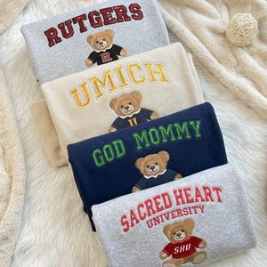 Sweat-shirt universitaire brodé d'ours en peluche, col rond personnalisé avec nom de l'université, jolie chemise esprit d'école, tenue pour le jour du match, cadeau universitaire