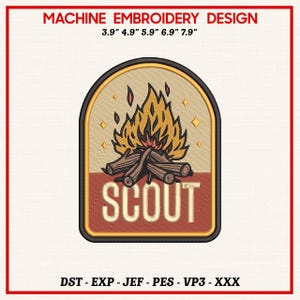 Op de afbeelding: Machine borduurontwerp met een kampvuurscène met vlammen en houtblokken, het woord "SCOUT" staat eronder. Het ontwerp heeft de vorm van een patch met een beige achtergrond en een rode rand. De tekst "MACHINE EMBROIDERY DESIGN" staat bovenaan.
