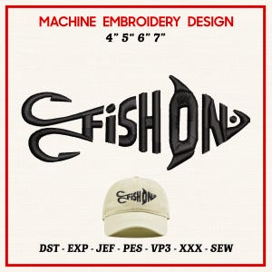 Puede incluir: Diseño de bordado a máquina con las palabras "FISH ON" en un diseño con forma de pez. La imagen incluye una gorra de béisbol beige con el mismo diseño bordado en la parte delantera. El diseño está disponible en tamaños de 10.16cm, 12.7cm, 15.24cm y 17.78cm.