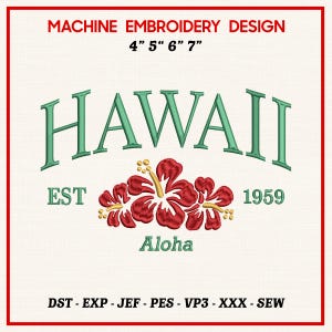 Könnte beinhalten: Maschinenstickdesign mit dem Wort "HAWAII" in Grün, über roten Hibiskusblüten. Der Text "EST 1959" und "Aloha" sind ebenfalls enthalten. Erhältlich in den Größen 10,16 cm, 12,7 cm, 15,24 cm und 17,78 cm.