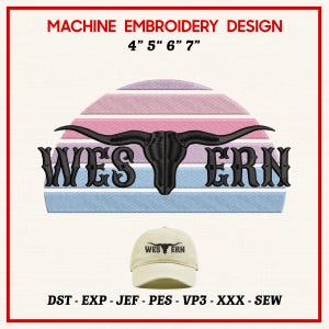 Könnte beinhalten: Maschinenstickdesign mit einem schwarzen Bullenschädel und dem Wort "WESTERN". Das Design beinhaltet einen sonnenuntergangsähnlichen Hintergrund mit rosa, lila und blauen Streifen. Eine beige Baseballkappe mit dem gleichen Design ist unten abgebildet.