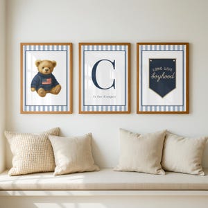 Juego de 3 láminas decorativas vintage para la habitación del bebé con ositos de peluche, decoración inspirada en Ralph Lauren, decoración de pared infantil de estilo preppy, habitación infantil con rayas azules.