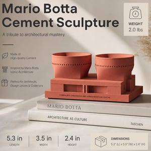 以下が含まれることがあります： マリオ・ボッタによるテラコッタ色のセメント彫刻。長方形の台座の上に2つの円筒形が配置されています。彫刻の長さは13.5cm、幅8.9cm、高さ6.1cm、重さ0.9kgです。「Mario Botta Cement Sculpture」と書かれています。