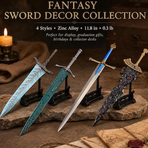 Può includere: Quattro spade fantasy in miniatura realizzate in lega di zinco, ciascuna lunga 30 cm e pesante 136 grammi. La collezione include una lama azzurra con motivi ad albero, una lama verde acqua con incisioni, una lama argentata e una lama scura.