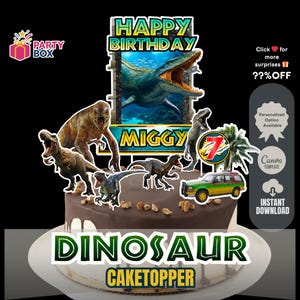 Peut inclure: Un cake topper sur le thème des dinosaures avec les mots "Happy Birthday" et "Miggy". Le topper présente diverses figurines de dinosaures, une jeep verte et jaune et le chiffre 7. Les mots "Dinosaur Caketopper" sont également affichés.