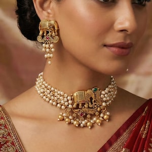 Peut inclure: Une tasse en céramique blanche avec une anse noire et le texte "But First, Coffee" en gras noir. La tasse est posée sur un fond flou, suggérant un cadre chaleureux.