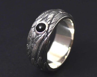 Anillo de plata de ley con plumas de cuervo y ónix negro