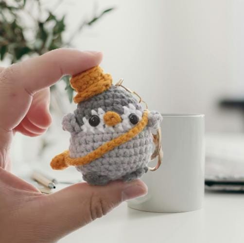 Portachiavi a forma di pinguino all'uncinetto - Pinguino di peluche amigurumi fatto a mano con cappello e borsa | Grazioso ciondolo a forma di animale artico