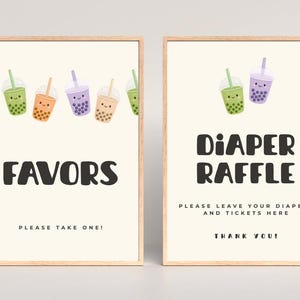 Peut inclure: Deux panneaux encadrés avec un fond beige clair. Le panneau de gauche indique "FAVORS" et "PLEASE TAKE ONE!". Le panneau de droite indique "DIAPER RAFFLE" et "PLEASE LEAVE YOUR DIAPERS AND TICKETS HERE THANK YOU!". Les deux panneaux ont des graphiques de bubble tea.