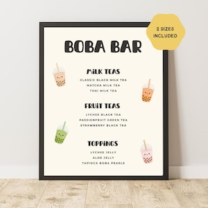 Pode incluir: Uma impressão emoldurada com as palavras "BOBA BAR" em negrito. O menu lista chás de leite, chás de frutas e coberturas, com ilustrações fofas de bebidas boba. Uma etiqueta amarela indica "2 TAMANHOS INCLUÍDOS".