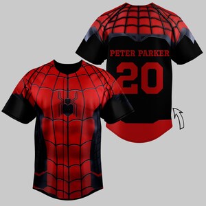 Puede incluir: Camiseta roja y negra de manga corta con dise&ntilde;o de telara&ntilde;a y un emblema de ara&ntilde;a en la parte delantera. La parte trasera es negra con "PETER PARKER" y el n&uacute;mero "20" en rojo.