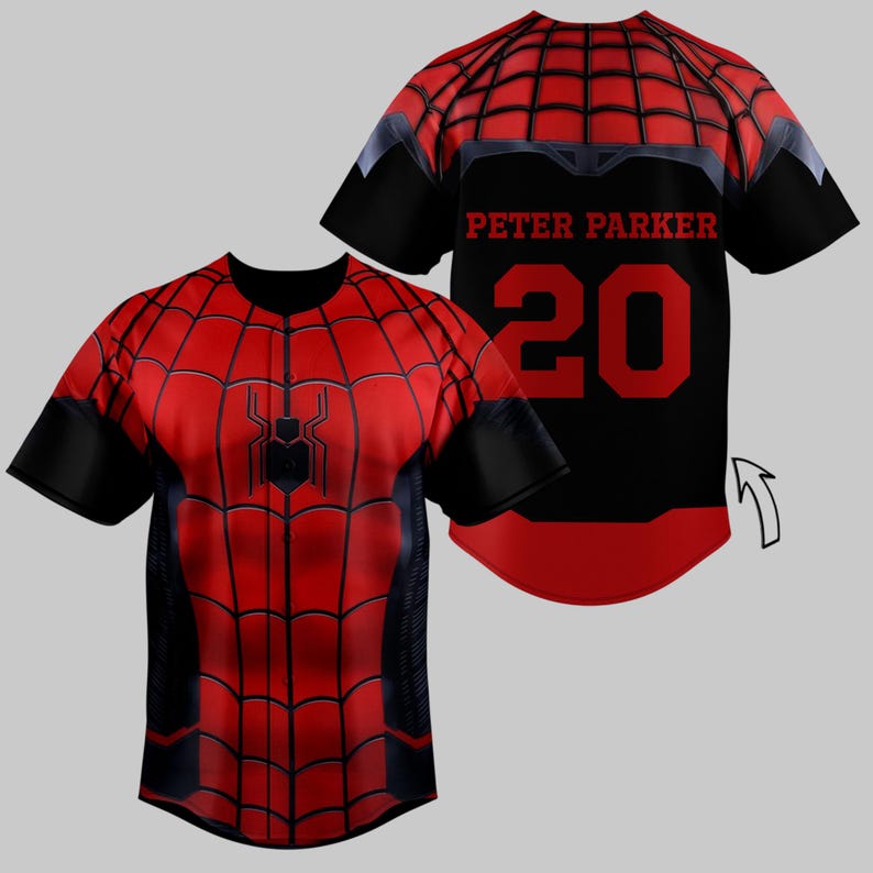 Puede incluir: Camiseta roja y negra de manga corta con dise&ntilde;o de telara&ntilde;a y un emblema de ara&ntilde;a en la parte delantera. La parte trasera es negra con "PETER PARKER" y el n&uacute;mero "20" en rojo.